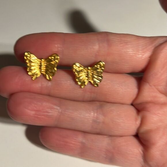 Gold butterfly pierced earrings. - Picture 4 of 4